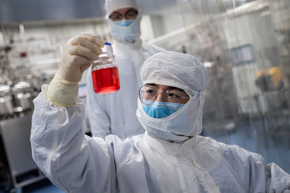 La china Sinovac afirma un 50% de eficacia en prevenir la infección, Sinopharm tiene una eficacia de 79,34%, y la de CanSino es de 65,28%. Foto: AFP.