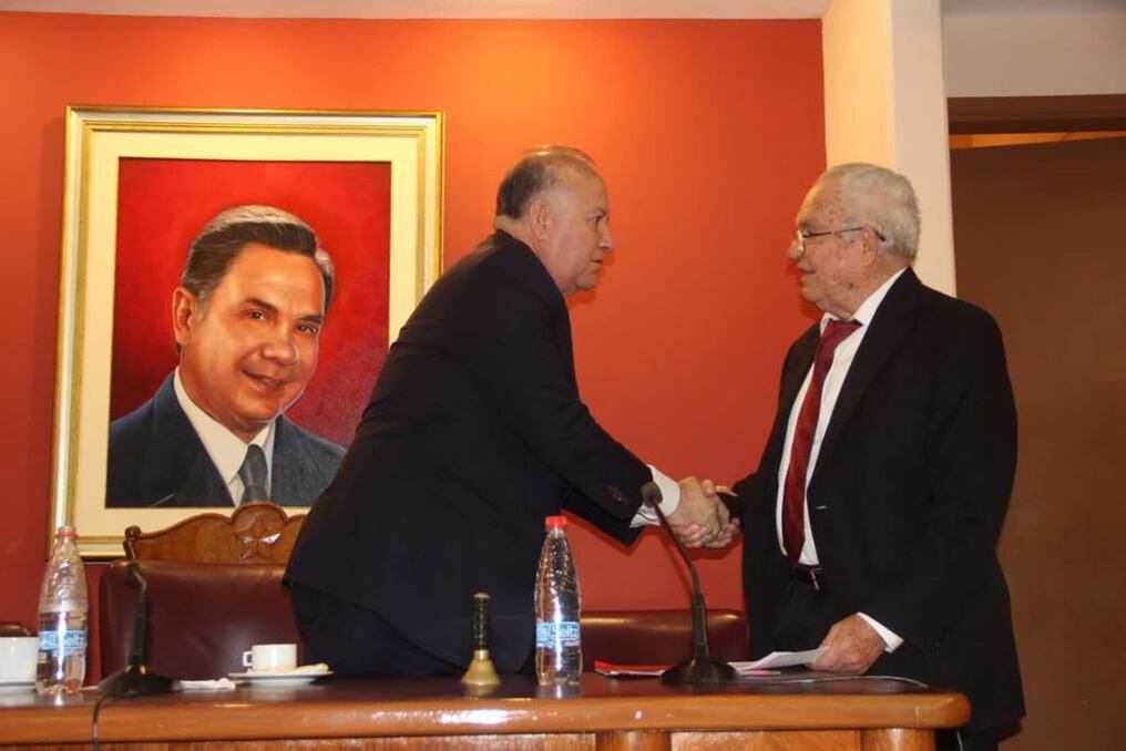El licenciado Basualdo manifestó que este libro no solo destaca la carrera impecable del Prof. Dr. Juan Ramón Chaves, sino que también es parte de un homenaje personal. Foto: Gentileza.