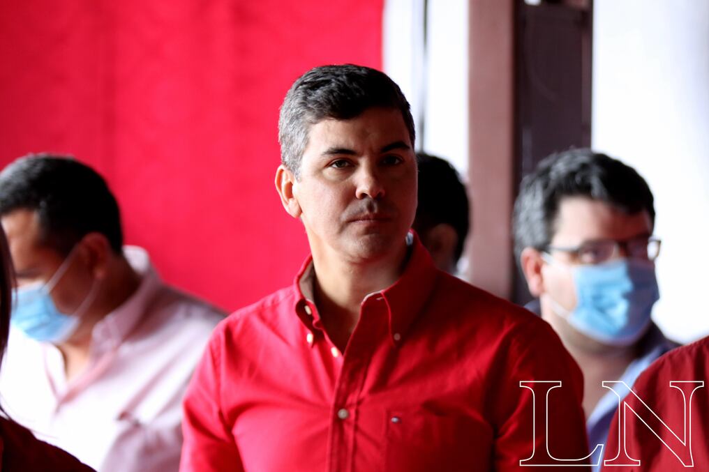 La resistencia de “Santi” a lo largo de su carrera pública le permite tener y demostrar una “piel gruesa” para desenvolverse naturalmente en la arena política y ser nominado como el político de la semana para La Nación. Foto: Jorge Jara