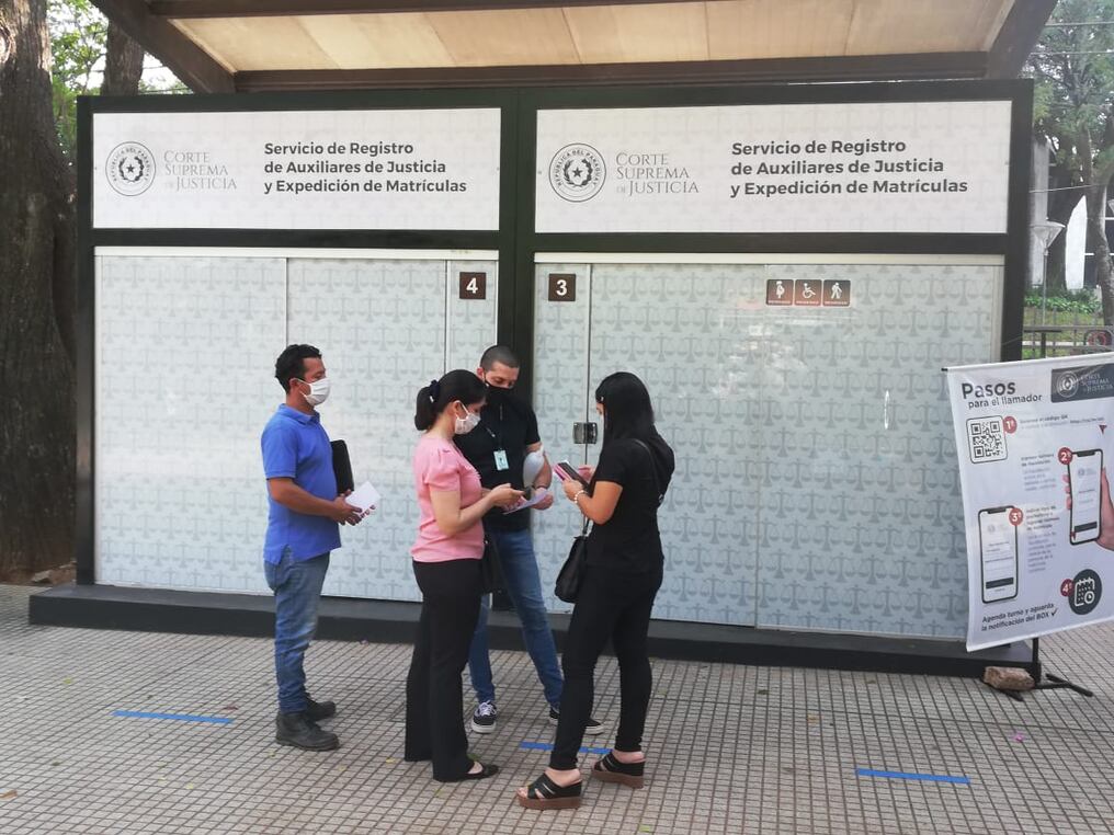 Esta cifra irá aumentando con los días, debido a que los abogados se están acercando a las oficinas habilitadas en la plaza de la justicia para acceder al nuevo registro. Foto: Gentileza.