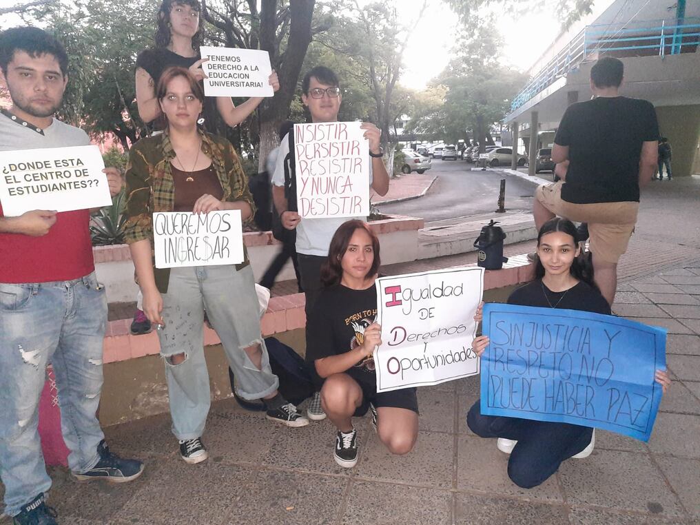 Estos alumnos obtuvieron entre 402 a 404 puntos en los exámenes, dos a cuatro puntos por debajo del último estudiante admitido para el primer año. Foto: Gentileza.