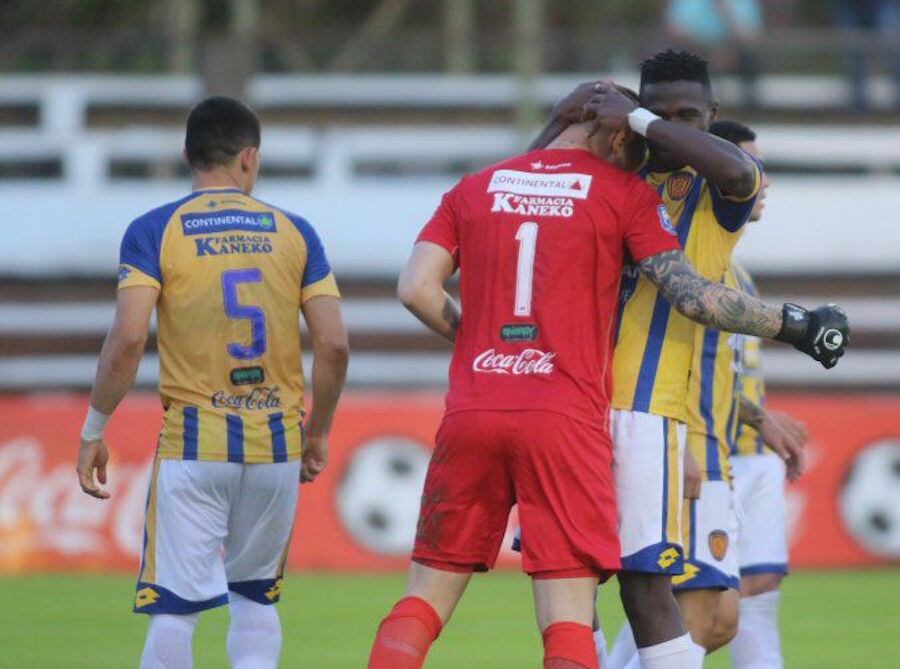 La victoria en Villarrica frente a Guaireña fue motivo de satis­facción entre los luqueños que ahora apuntan a jugar tam­bién su clásico frente a Gene­ral Díaz.FOTO: APF