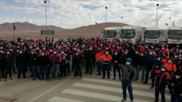 Con 2.164 votos, el sindicato de la minera Escondida aprobó el paro, luego de no poder acordarse un bono para los trabajadores de los dividendos de la empresa. Foto: Captura de video/AFP.