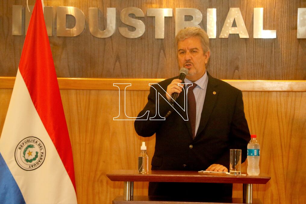 Enrique Duarte, presidente de la Unión Industrial Paraguaya, consideró que no es un buen momento querer aplicarle mayores costes a los usuarios del sistema financiero. Foto: Pánfilo Leguizamón.
