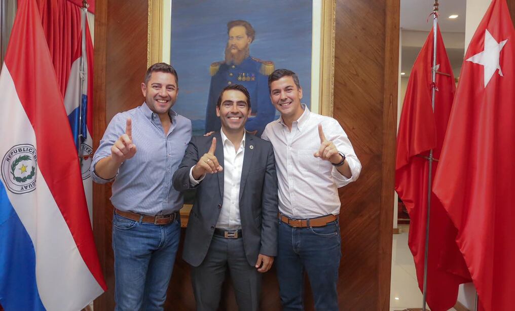 El candidato a gobernador de Caaguazú, junto a la dupla presidencial Santiago Peña-Pedro Alliana, apuesta por la unidad partidaria de la ANR. Foto: Gentileza.