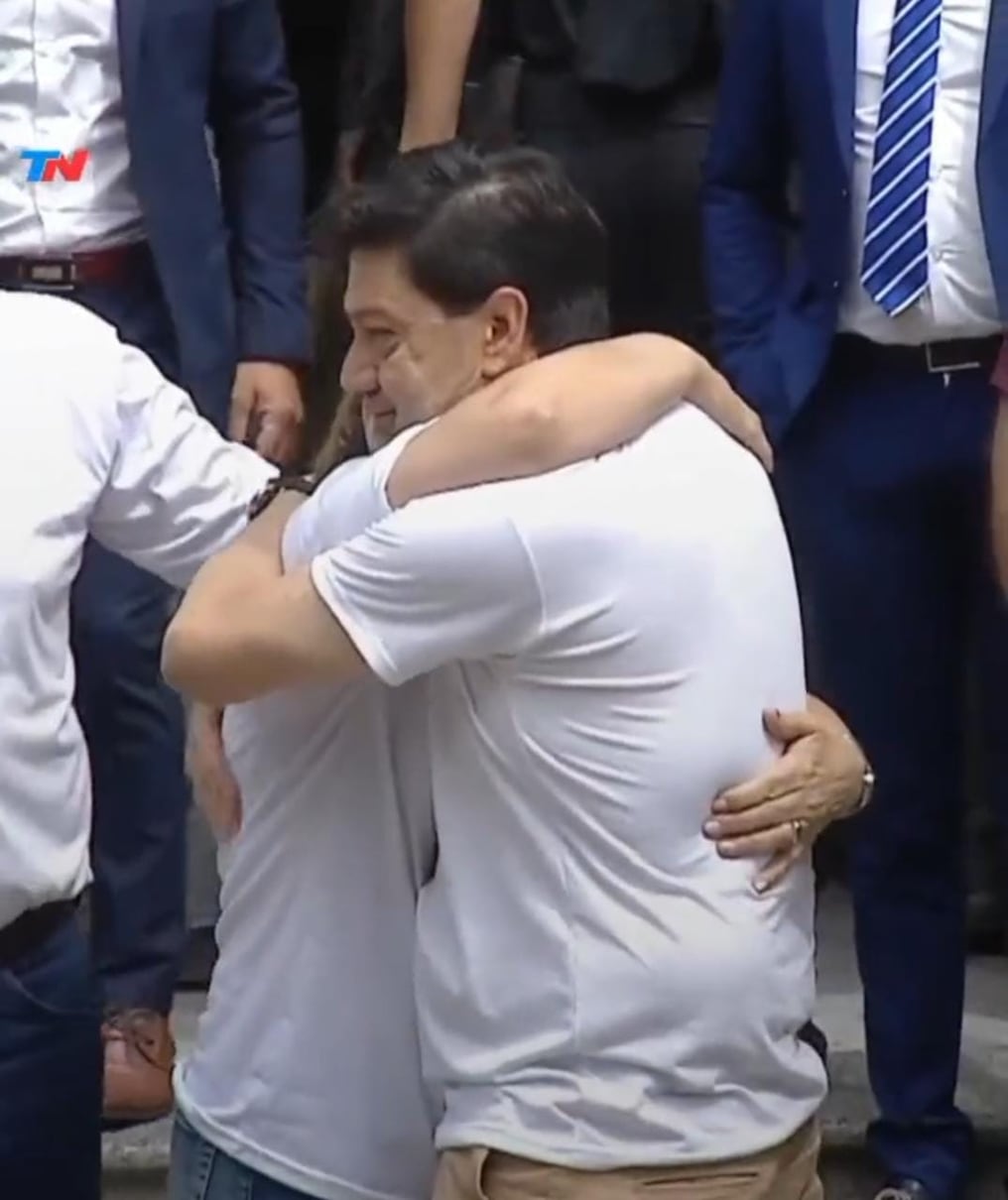 Al término de la audiencia, los padres de Fernando se abrazaron fuertemente y estallaron en llanto tras recibir el apoyo de numerosas personas. Foto: Captura de pantalla, TN.