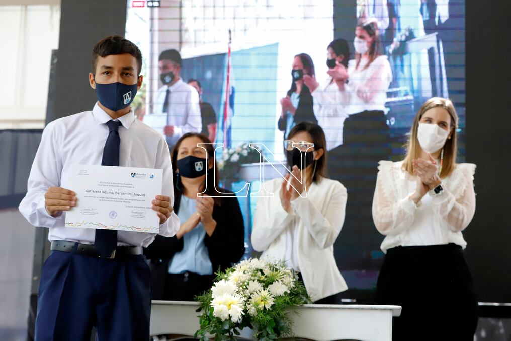 Los jóvenes culminan una etapa educativa que comenzó hace una década y ahora encararán el bachillerato. Foto: Christian Meza.