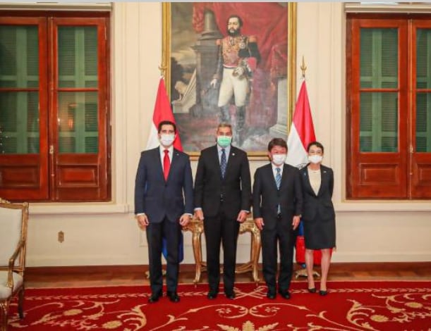 El presidente Mario Abdo Benítez recibió días pasados al ministro de Asuntos Exteriores del Japón, embajador Motegi Toshimitusu, en Palacio de Gobierno. Foto: Gentileza.