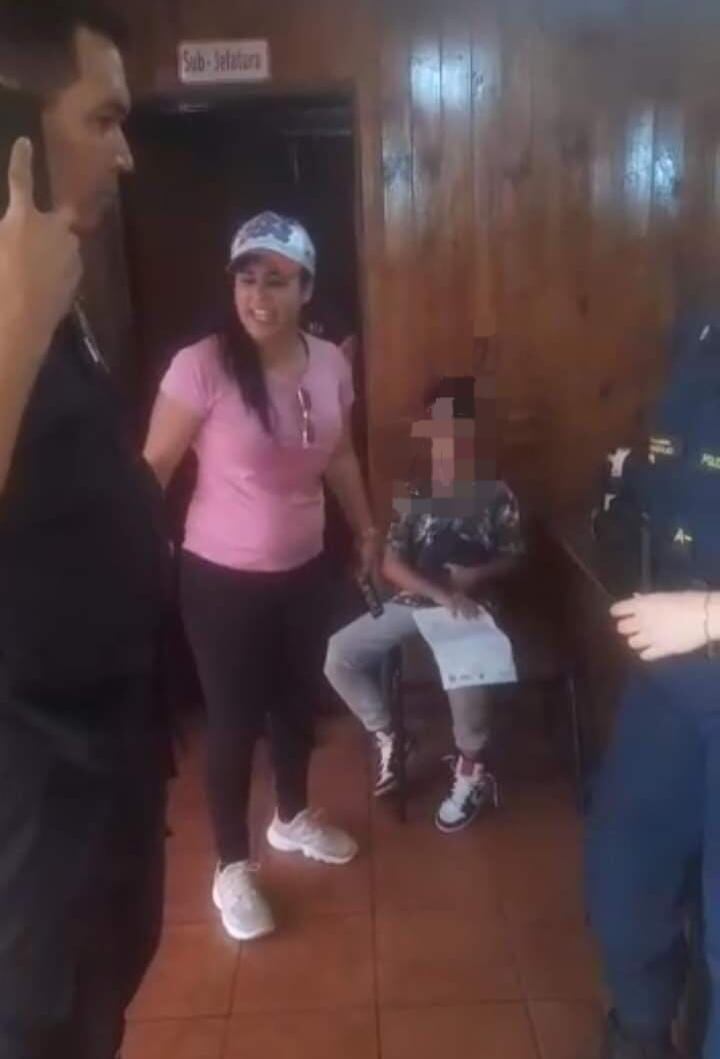 Hasta la comisaría llegó la fiscal de la Niñez y Adolescencia, Viviana Duarte, quien para preservar la seguridad del niño decidió entregarlo a su padre. Foto: Captura pantalla.