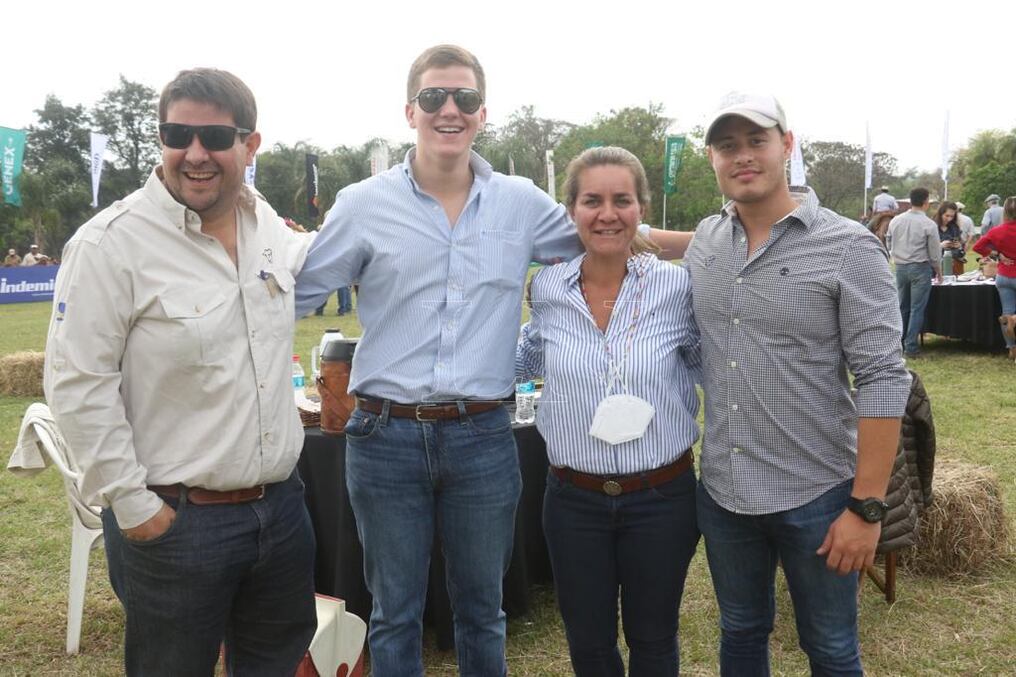 Pablo Noguera, Rodrigo Giménez, Sara Bareiro y Lucas Valdez, miembros de la Comisión de Admisión observaron los controles realizados. Foto: Pánfilo Leguizamon
