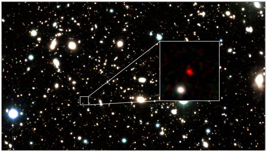 Esta imagen del folleto publicada el 8 de abril de 2022 por Harikane Et Al, muestra la galaxia más distante HD1 (13.500 millones de años luz), un objeto en rojo que aparece en el centro de una imagen ampliada, según la revista Astrophysical. (Foto de Harikane et al / AFP).
