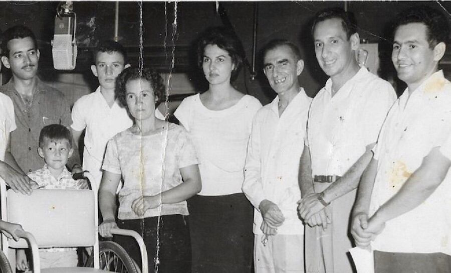 En el centro, de blusa blanca, Blanca Navarro en Emisoras Paraguay, se identifica en la foto, entre otros a don Gerardo Halley Mora, segundo de la derecha, Dionisio Fernández, primero de la derecha, y Óscar Salas, primero de la izquierda.