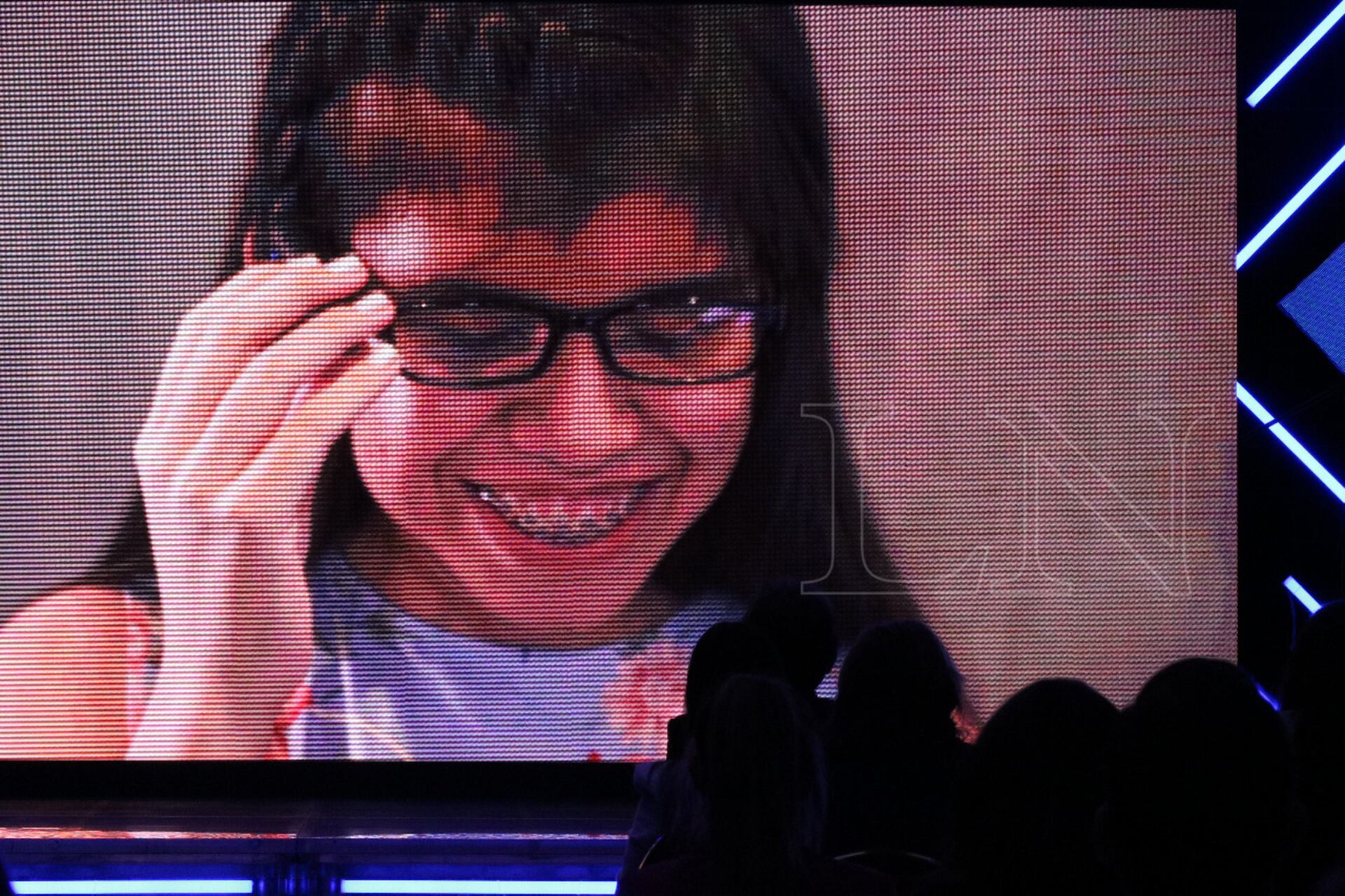 Milagros Villa Aguilar, de 16 años y con discapacidad visual de nacimiento, es la primera persona que accede al uso de OrCam en Paraguay. Foto: Carlos Juri.