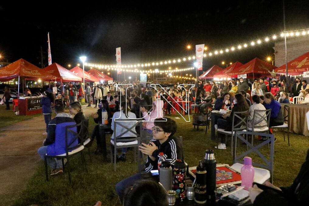 La Asociación de Gastronómicos de Encarnación (AGE) se encuentra realizando una serie de ferias en el denominado Paseo Gastronómico y la Réplica de la Estación del Ferrocarril a pasos de la costanera. Foto: Nadia Monges.