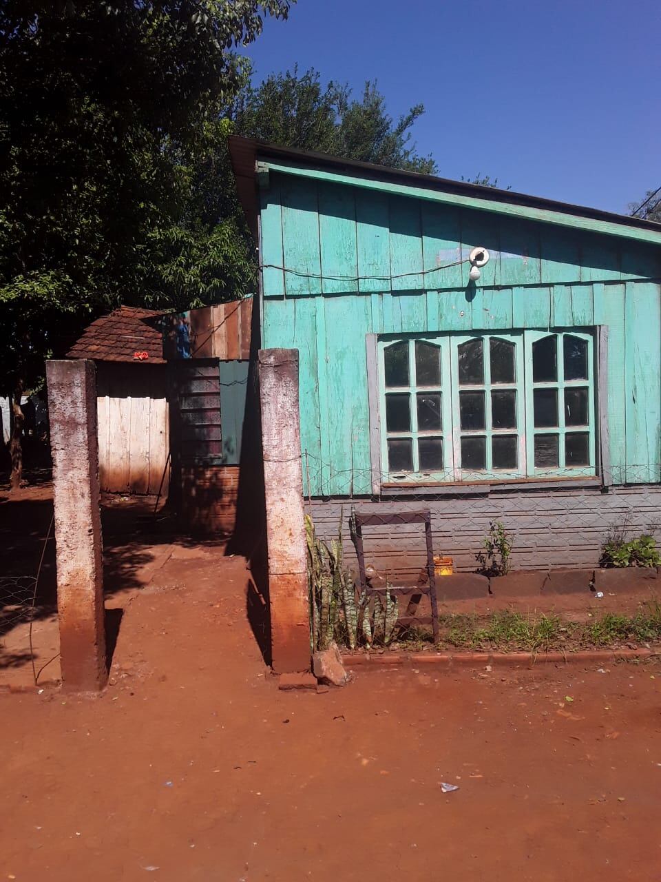 La vivienda allanada en Encarnación, que funcionaba como presunto desarmadero de motos robadas. Foto: Gentileza.