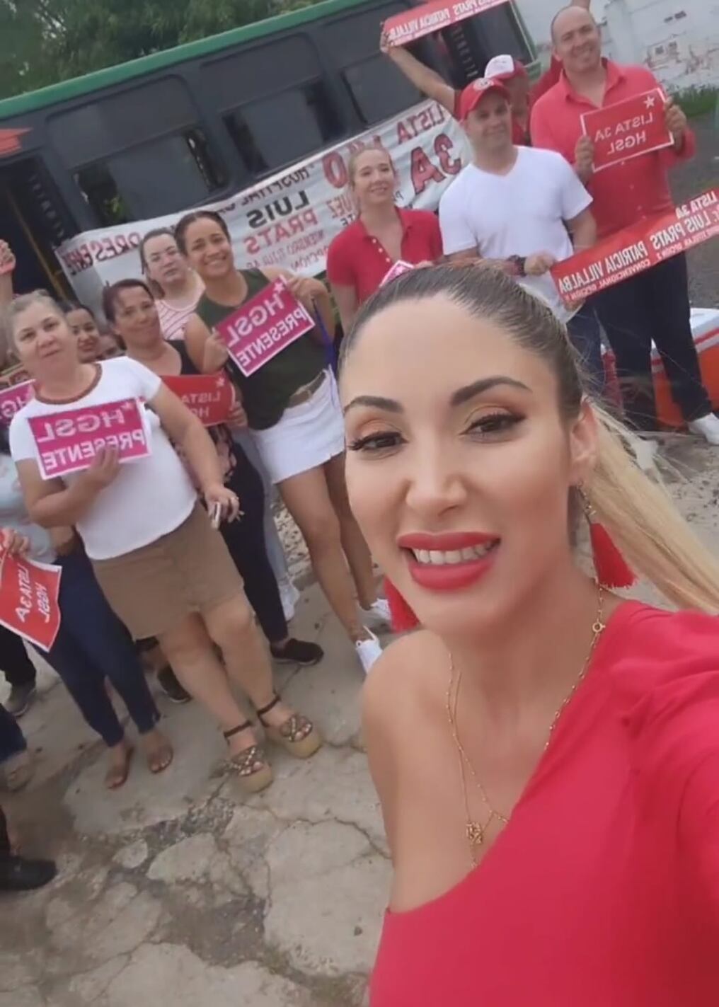 La candidata oficialista trata infructuosamente de captar una reacción entusiasta y sincera al grupo de personas con quienes posa. Foto: Captura de pantalla.
