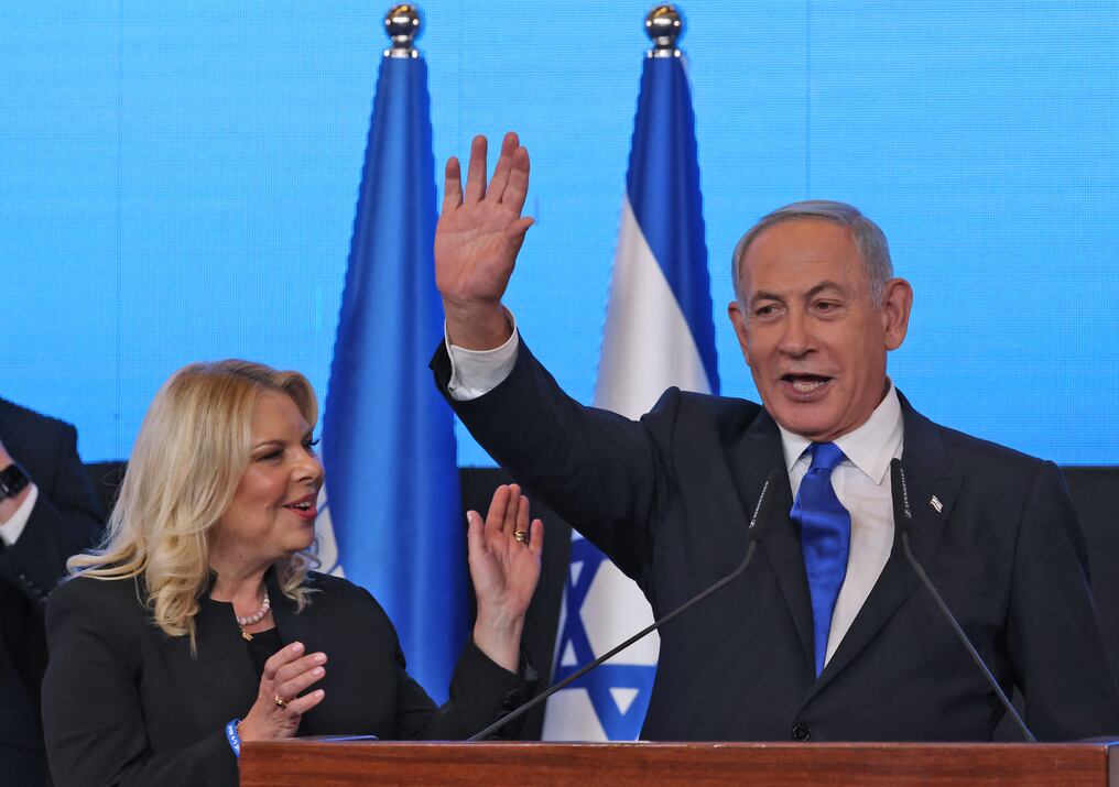 El ex primer ministro de Israel y líder del partido Likud, Benjamín Netanyahu, junto a su esposa Sara tras los comicios. Foto: AFP.