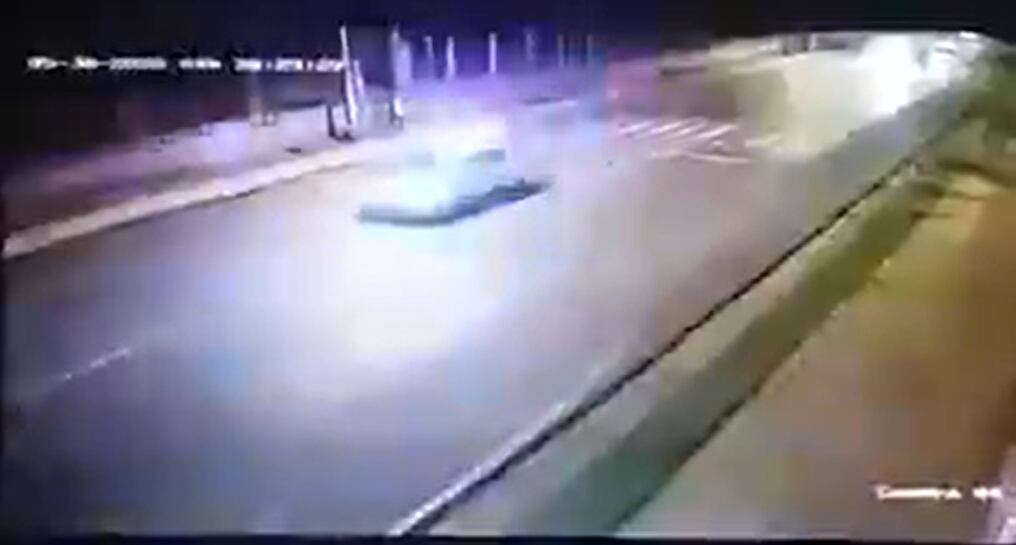 Captura de video que muestra a la patrullera persiguiendo al vehículo particular donde viajaba el menor de edad baleado.