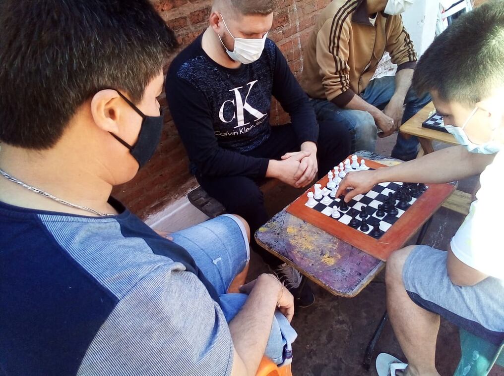 Unos 18 hombres privados de libertad se concentran en recibir cursos de ajedrez en la penitenciaría conocida como Cereso, en Itapúa. Foto: Gentileza.
