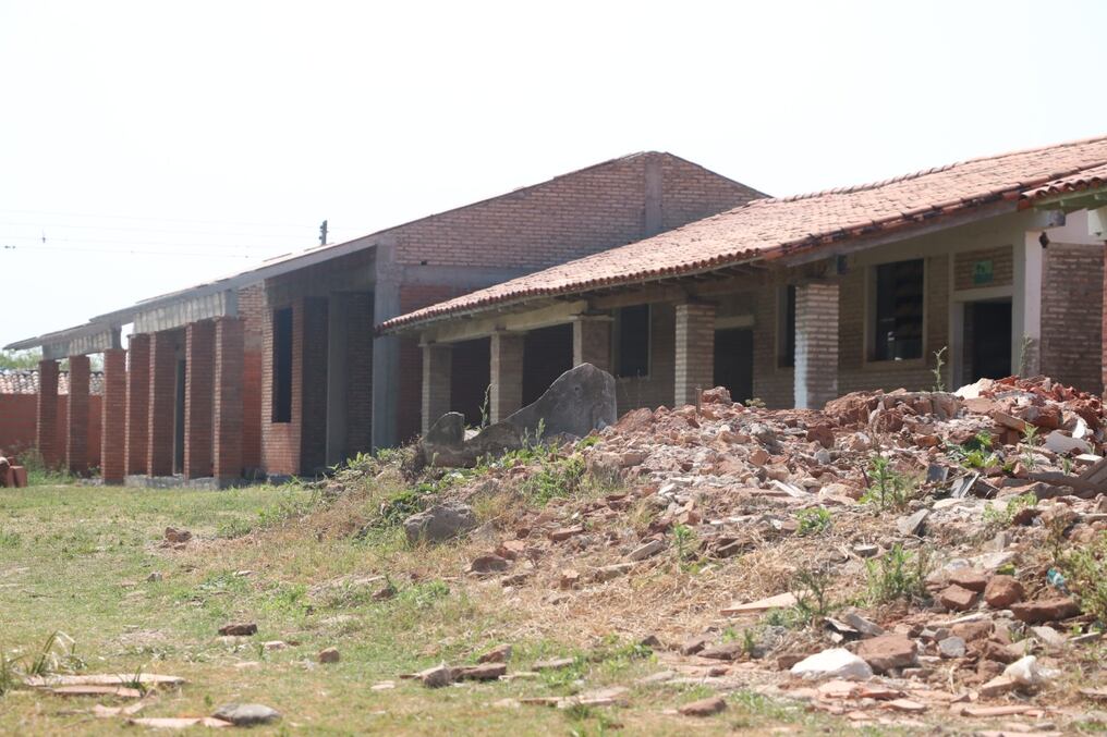 Bloque de aulas en situación de derrumbe en escuela Zoilo Rojas de Chaco’í, donde también dejaron obras inconclusas. Foto: Archivo
