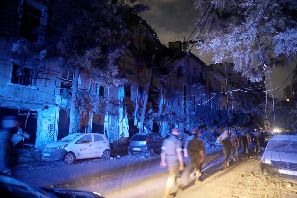 Comandos del ejército libanés se despliegan en el vecindario de moda parcialmente destruido de Mar Mikhael luego de una explosión en el puerto de Beirut. Foto: AFP.