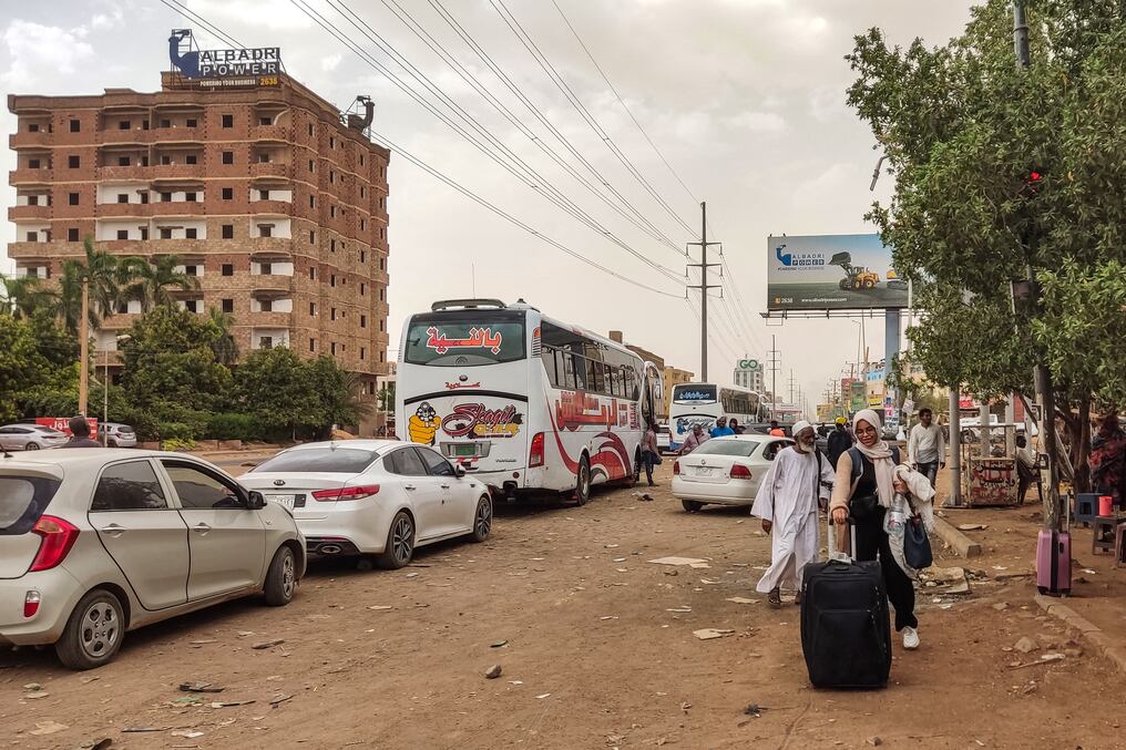 La gente se prepara para abordar un autobús que sale de Jartum, en el sur de la capital sudanesa, mientras se libran batallas entre el ejército y los paramilitares. Foto: AFP.