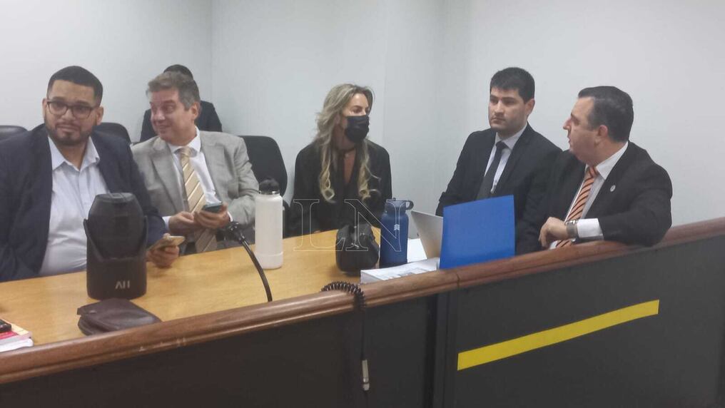 Tanto la querella como la defensa se encargaron de producir sus respectivas pruebas documentales. Foto: Aldo Ynsfrán.