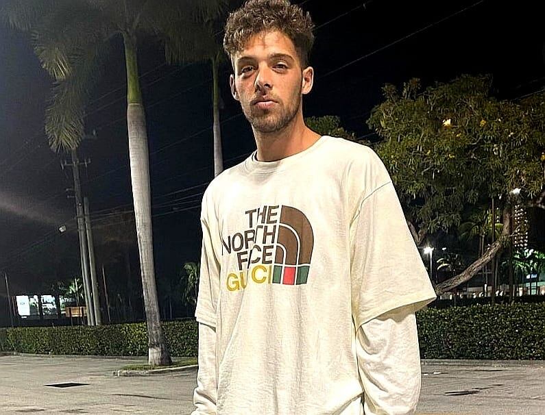 El joven influencer ayuda a varias causas y cada vez más gente empieza a invocarlo para casos aparentemente imposibles, como conseguir miles de dólares para salvar vidas, cumplir sueños y otras obras en tiempo récord. Foto: Instagram Santi Maratea