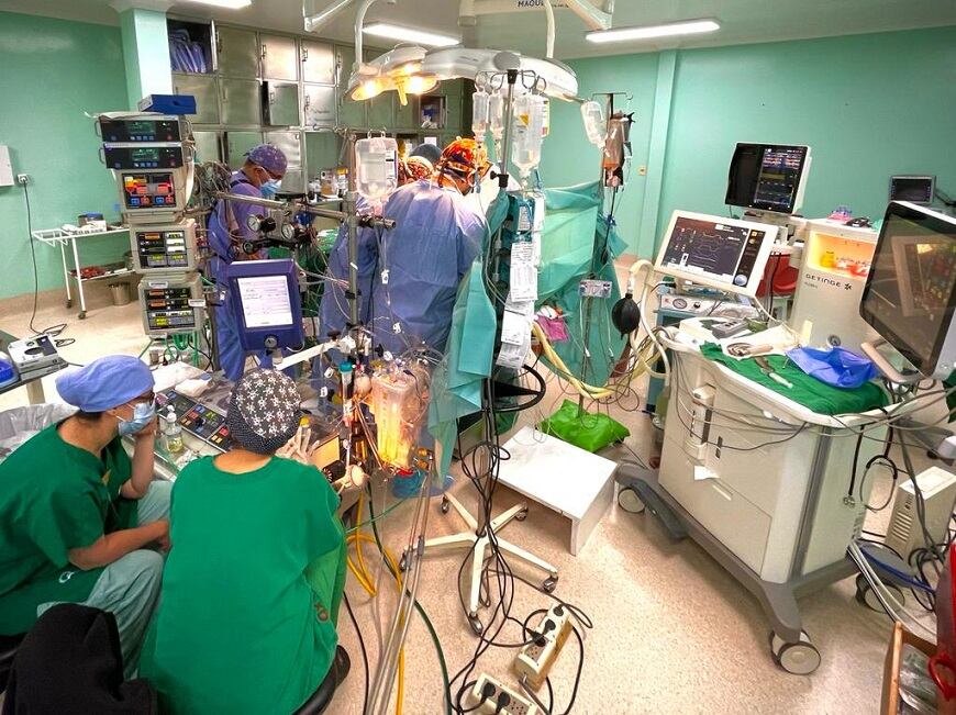 Indicaron que la cirugía duró tres horas y media y participaron directamente cardiocirujanos, anestesiólogos, perfusionistas, enfermeros; también cardiólogos, pediatras y terapistas. Foto. Gentileza.