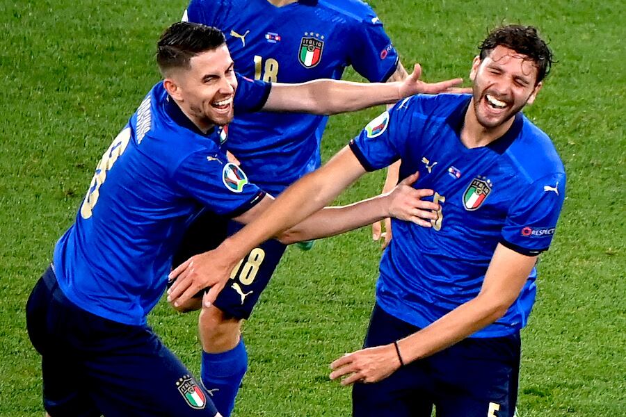El mediocampista Manuel Locatelli (Der.) festeja con el volante Jorginho su segunda conquista en la victoria de Italia ante Suiza.FOTO: AFP