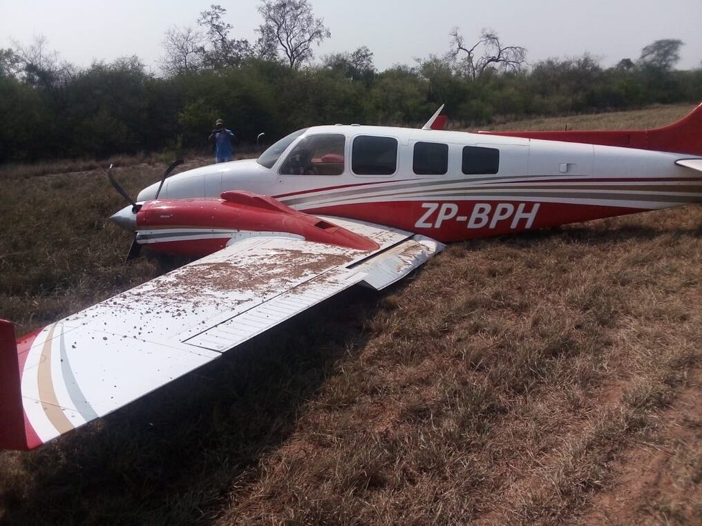 Como no tenía las ruedas disponibles, tampoco tenía forma de frenar, por lo que la avioneta terminó saliendo de la pista. Foto: Gentileza.
