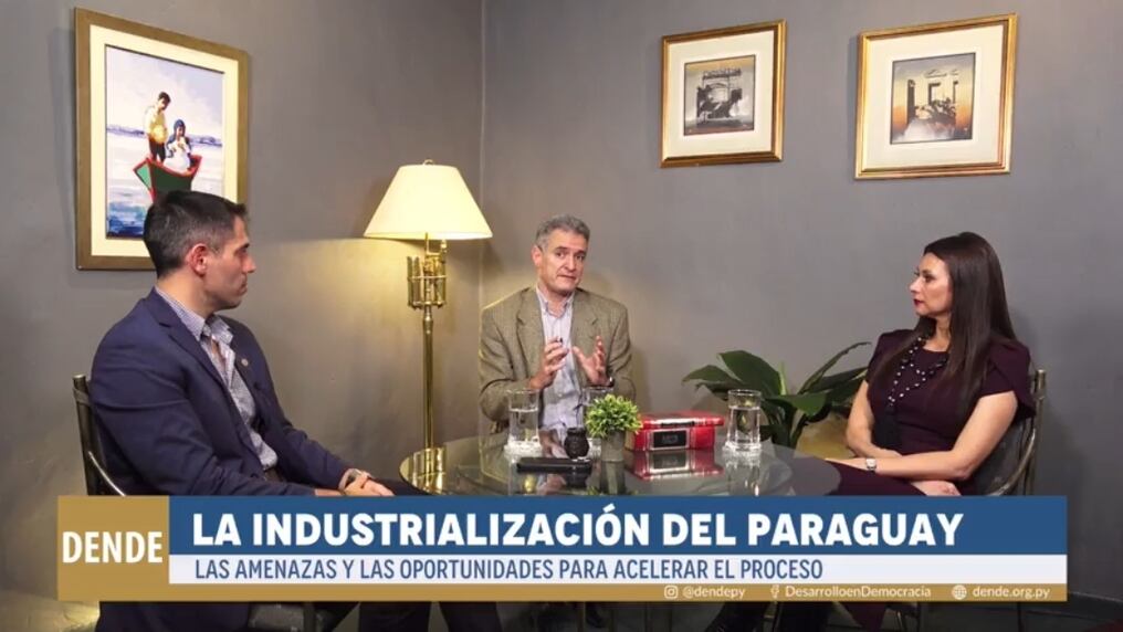 Marco Riquelme, vicepresidente de Relaciones Internacionales de la Unión Industrial Paraguaya (UIP), y Carina Daher, presidenta de la Cámara de Empresas Maquiladoras del Paraguay (Cemap) junto con Yan Speranza en Dende. Foto: Gentileza. 