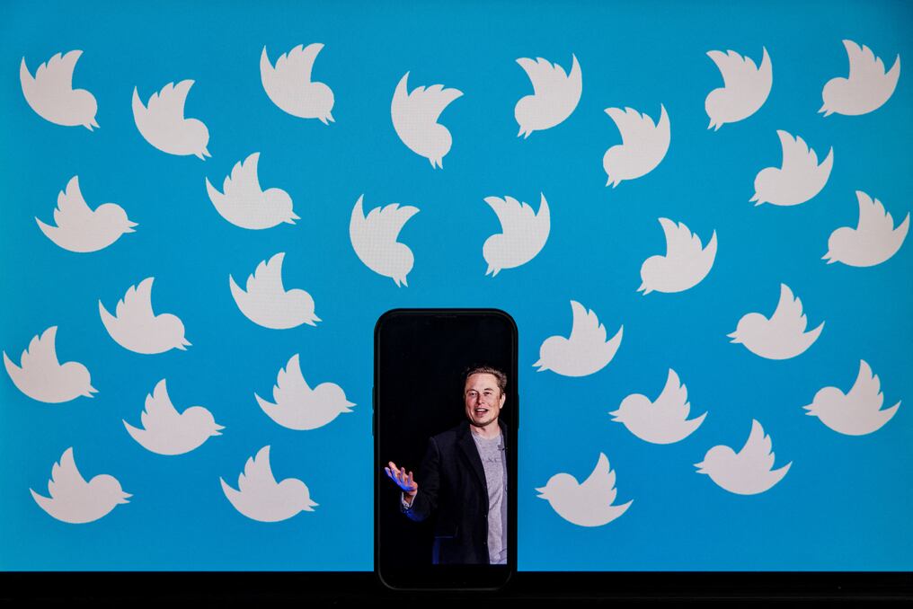 Diariamente, Elon Musk se defiende de sus críticos en su cuenta con 118 millones de seguidores, con imágenes irónicas o provocaciones. Foto: AFP.
