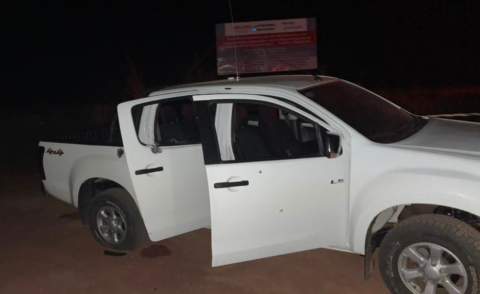 La camioneta que recibió varios impactos de bala durante el enfrentamiento entre policías y supuestos sicarios. Foto: Gentileza.