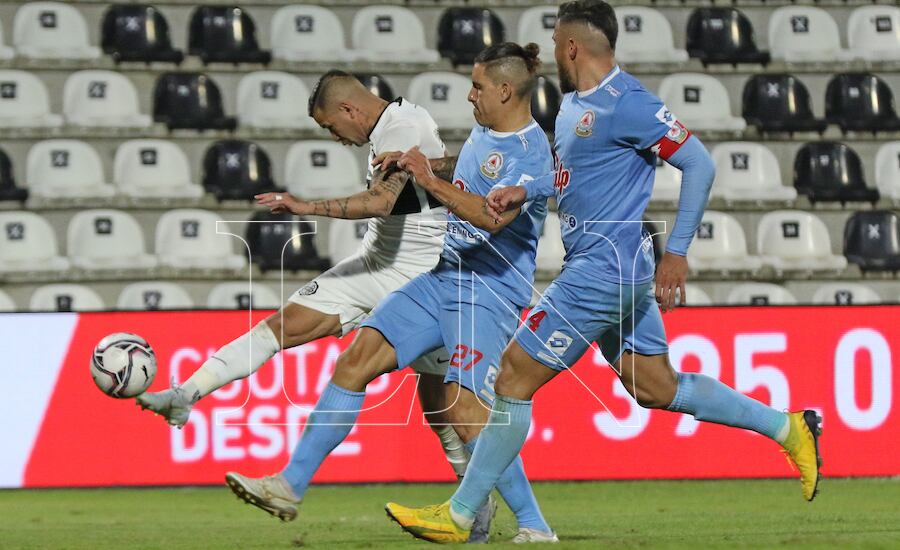 El olimpista Derlis González ya sacó el potente remate para adelantar a Olimpia 2-1 con su gol. No llegan al cruce Gustavo Villamayor (27) ni el capitán Óscar Noguera (4), de Resistencia.FOTO:JORGE JARA