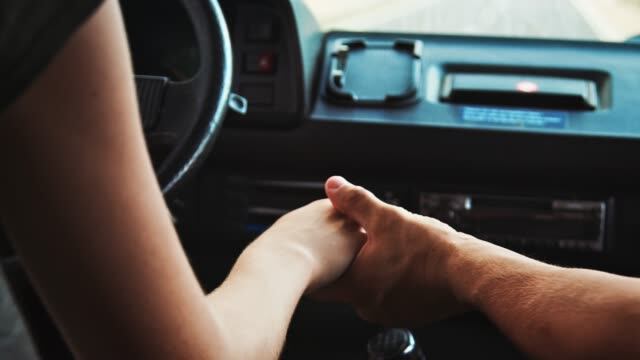 La pareja fue multada por mantener relaciones sexuales en el interior de un vehículo con polarizado claro, en inmediaciones de una comisaría. Foto: Ilustrativa.