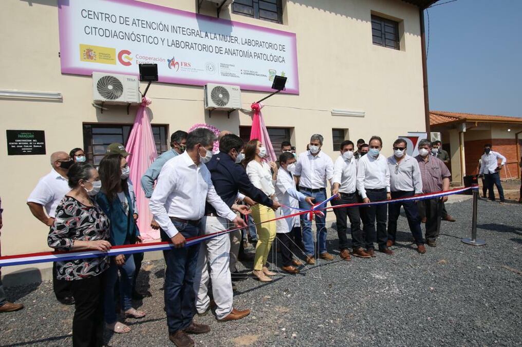 El jefe de Estado habilitó el Centro Integral de la Mujer en el Hospital Regional de Paraguarí, obra ejecutada por el Gobierno Nacional, a través del Ministerio de Salud y la Gobernación de Paraguarí. Foto: Pánfilo Leguizamón.