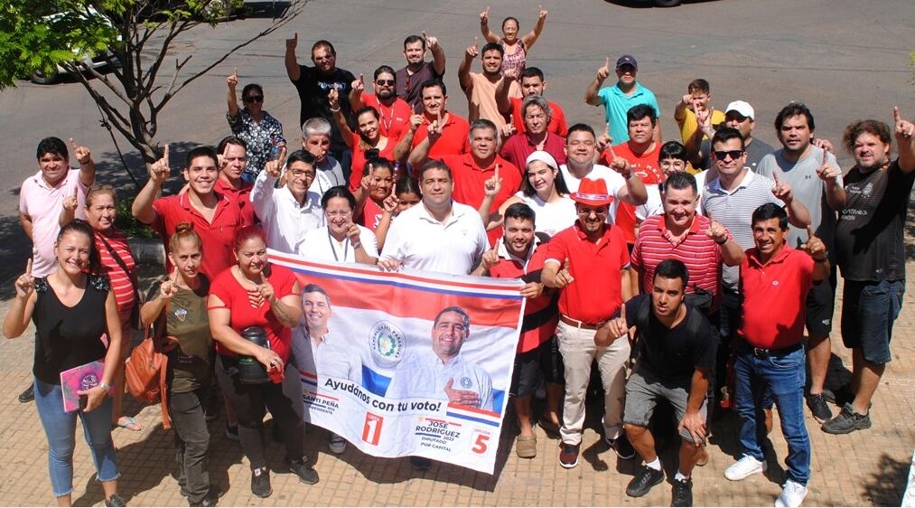El candidato colorado prosigue con su recorrido en las comunidades para dialogar con la ciudadanía sobre sus proyectos. Foto: Gentileza.