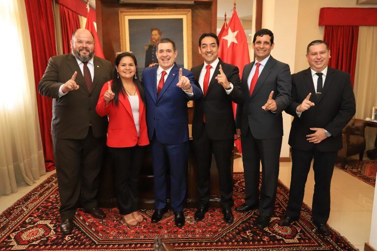 Una delegación conformada por presidentes de seccionales y convencionales llegó desde Hernandarias para una reunión con el presidente de la Asociación Nacional Republicana (ANR), Horacio Cartes. Foto: Carlos Juri.