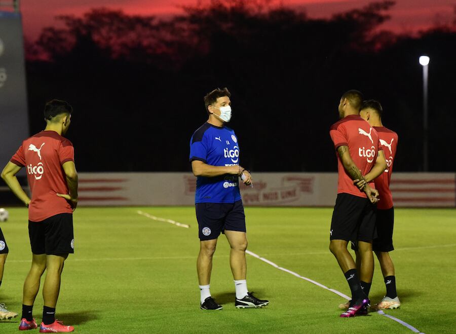 El entrenador argentino Eduardo Berizzo se aferra a su cargo, sin importarle mucho el pobre desempeño de la selección paraguaya.FOTO: AFP