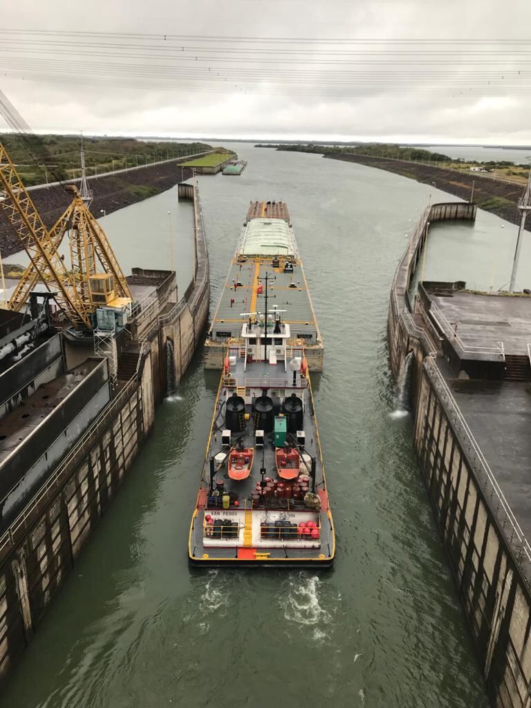 Con el pasaje por la esclusa de navegación de Yacyretá del remolcador “San Pedro”, con 12 barcazas, se alcanzó la meta trazada en el nuevo operativo coordinado para favorecer la salida de la producción nacional a los puertos del Río de la Plata. Foto: Gentileza.