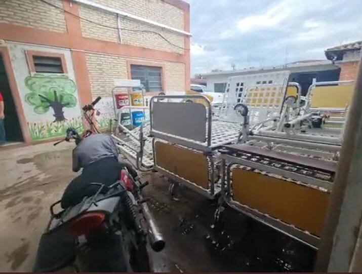 Al menos 15 camas se encuentran en estado de abandono y bajo la lluvia en el predio del Hospital General de Barrio Obrero. Foto: Captura de pantalla.