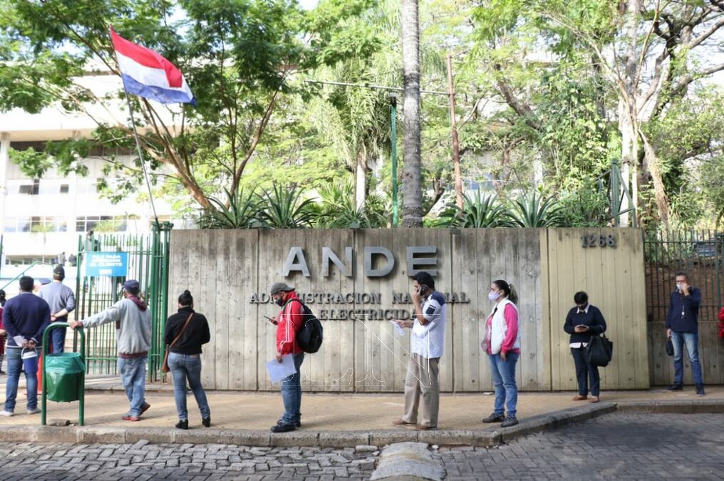 El presidente de la Administración Nacional de Electricidad aseguró que en caso de que la institución llegara a privatizarse, la tarifa necesariamente tendría que tener un incremento, ya que solo de esa forma podría ser rentable.  Foto: Nadia Monges.