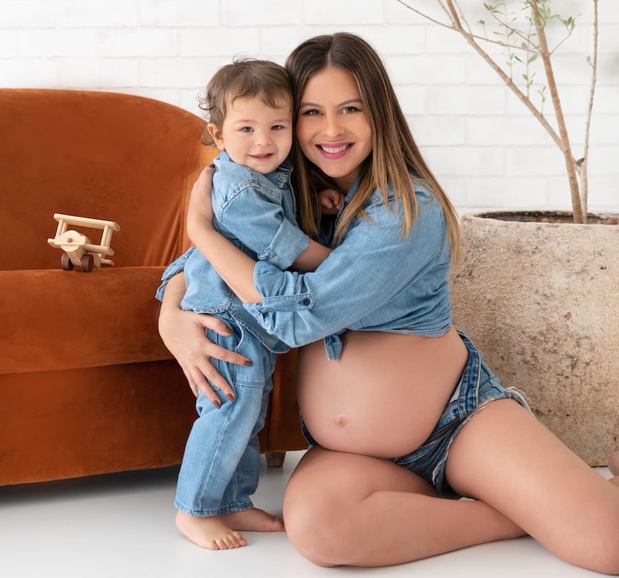 Andrea Quattrocchi, en la dulce espera de Mauro; junto con Bruno (1), en esta enternecedora producción de fotos de Celeste Montaner.
