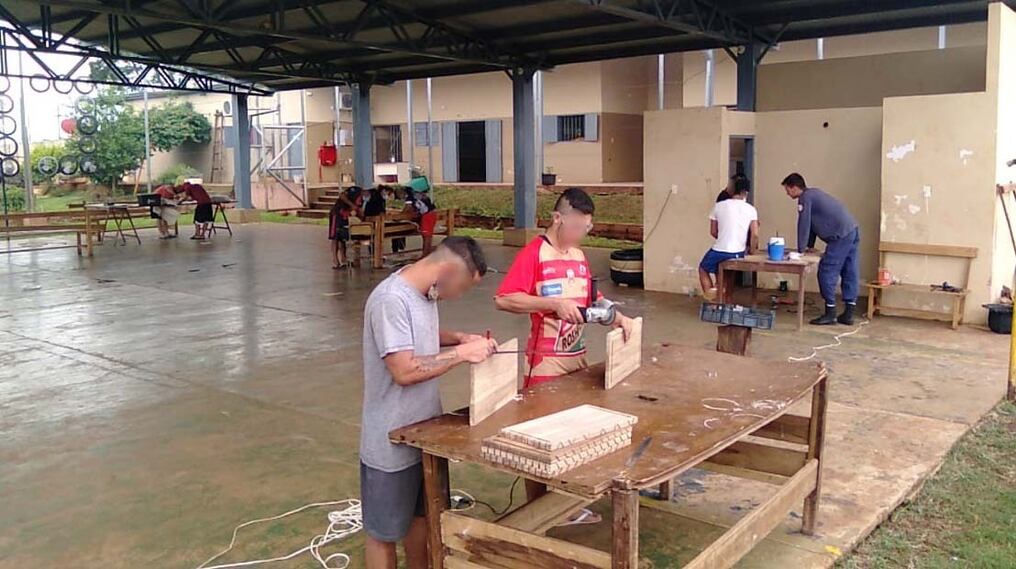 El uso de materiales reciclados para elaborar muebles, planteras y otras productos, ayuda a la reiserción y a la economías de los internos de las penitenciarías del país. Foto: Gentileza.