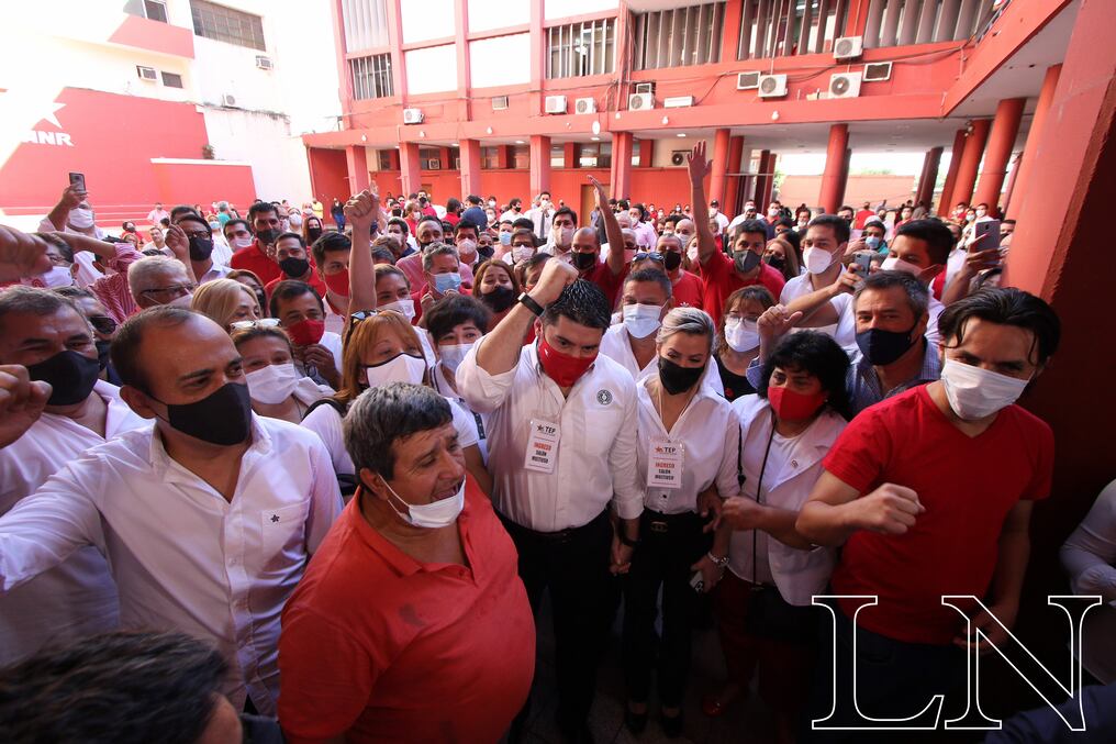 Momento de la llegada a la sede de la Junta de Gobierno. Foto: Christian Meza. 