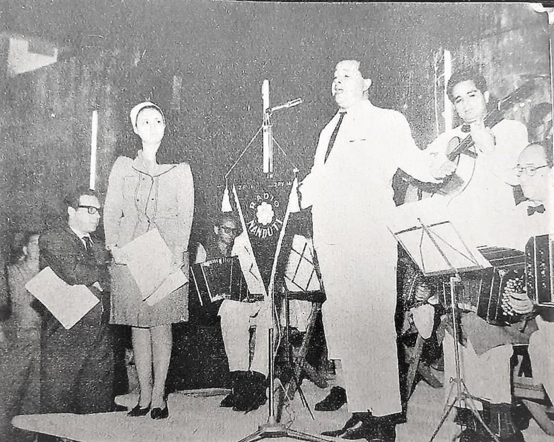 Una noche con una Canción para mi barrio. Mes de mayo del año 1965, en el escenario cantando Teófilo Escobar con la orquesta del maestro Luis Cañete. Presentadores a la izquierda, Gloria Beatriz, en el escenario, y Humberto Rubin, al pie del mismo. Jornadas dedicadas a la comunidad barrial con arte y solidaridad.