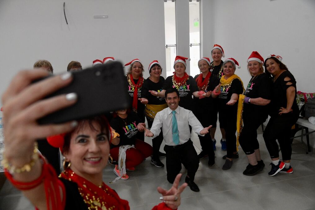 “Este programa me salvo la vida, y estoy muy contenta y agradecida" refirió una de las beneficiarias que con mucha alegría celebró la clausura de las clases recreodeportivas. Foto: Gentileza.
