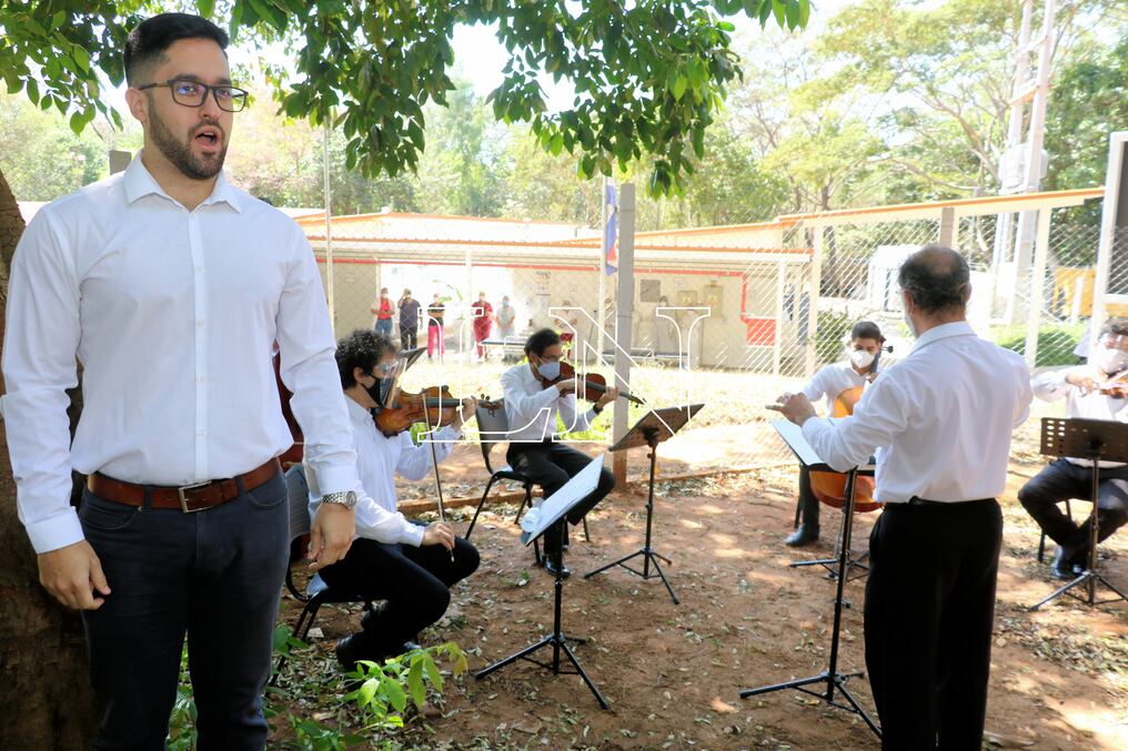 Un grupo de cámara de la Orquesta del Congreso llevó una serenata al Ineram; y el próximo lo mismo harán lo mismo en el Hospital de Itauguá. Foto: Eduardo Velázquez.