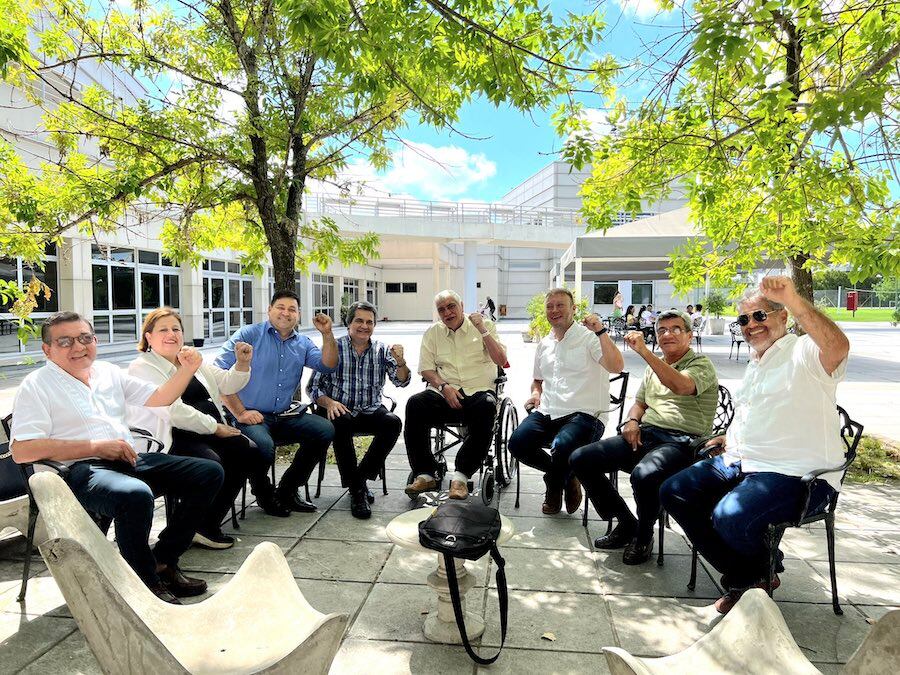 La foto de Fernando Lugo con miembros del Frente Guasu que integran la Concertación no se traduce en un apoyo del senador hacia dicho bloque, afirman. Foto: Gentileza.